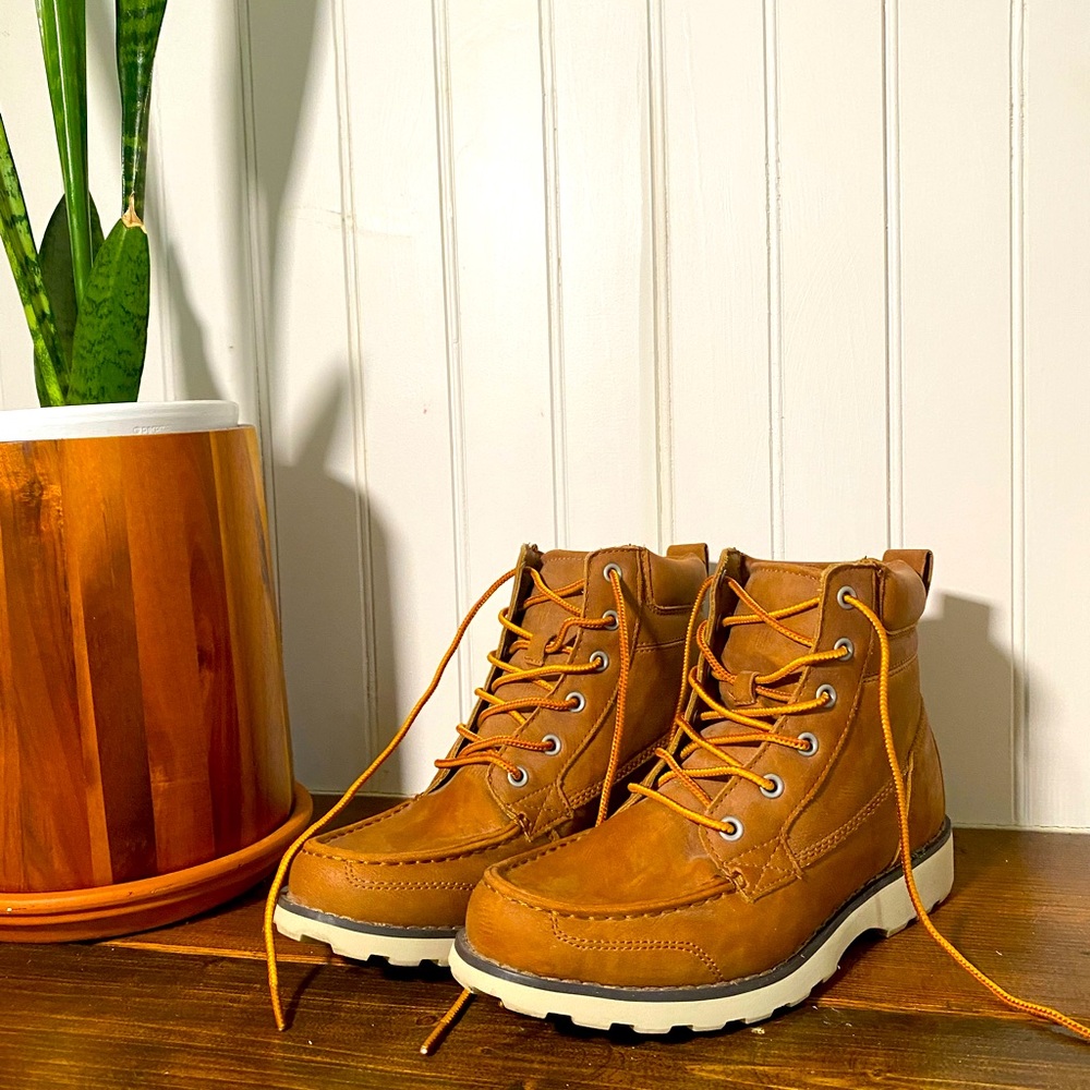 Women’s hiking boots. Target brand size 7 brown